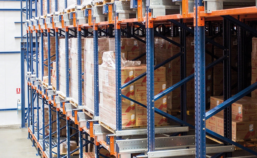 La société pharmaceutique Medifarma construit un entrepôt autoportant équipé de rack à accumulation avec Pallet Shuttle afin de poursuivre sa croissance