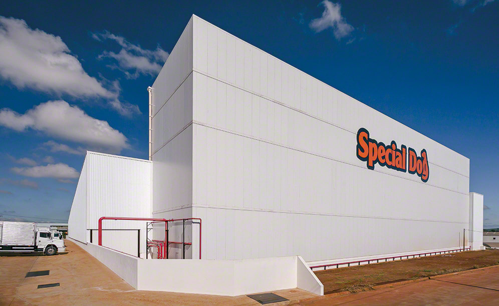 Le fabriquant d'aliment pour animaux domestiques Special Dog approvisionne 25 000 points de vente, grâce à son entrepôt autoportant automatisé situé au Brésil Le fabriquant d'aliment pour animaux domestiques Special Dog approvisionne 25 000 points de vente, grâce à son entrepôt autoportant automatisé situé au Brésil