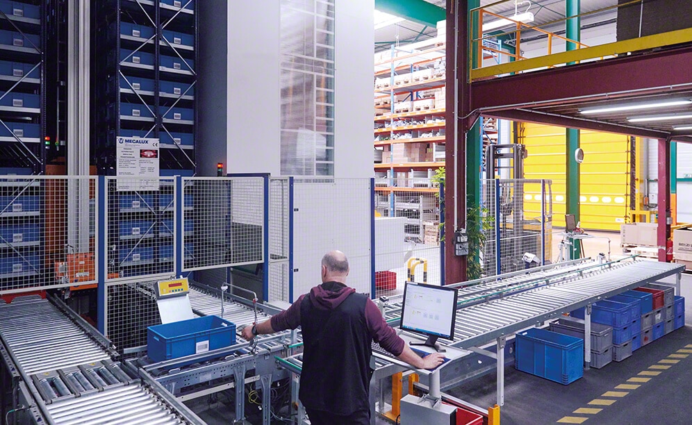 Le magasin automatique pour caisses pour les pièces de rechange de Symta-Pièces Le magasin automatique pour caisses pour les pièces de rechange de Symta-Pièces