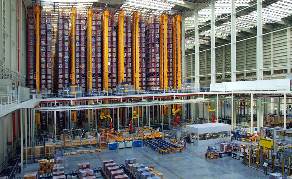 L'espace de stockage est entièrement automatisé grâce à 10 transstockeurs à double mât