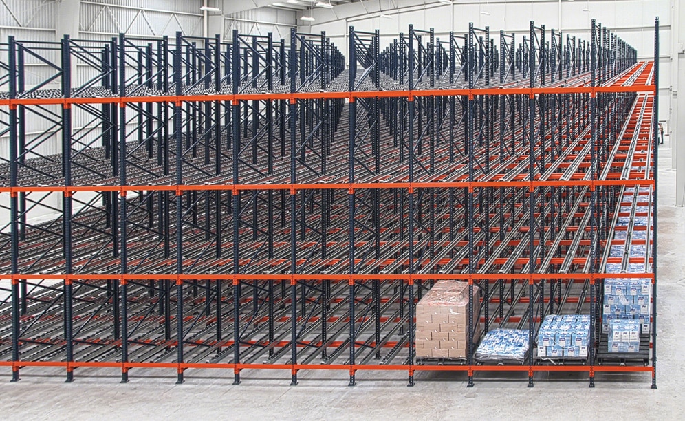 Le producteur laitier augmente ses flux grâce à des rayonnages pour palettes dynamiques haute capacité Le producteur laitier augmente ses flux grâce à des rayonnages pour palettes dynamiques haute capacité
