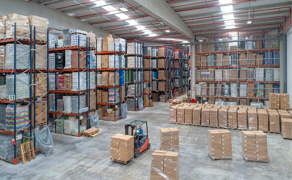 Entrepôt de Plásticos Vidal avec des produits de magasins multiprix à Valence Entrepôt de Plásticos Vidal avec des produits de magasins multiprix à Valence