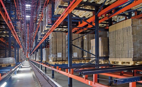 Un entrepôt automatique autoportant capable de stocker 6 300 palettes, avec uniquement deux allées Un entrepôt automatique autoportant capable de stocker 6 300 palettes, avec uniquement deux allées