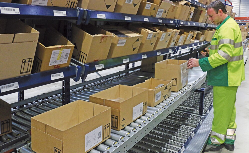 Les rayonnages dynamiques pour caisses (pour produits à rotation élevée) combinés avec des convoyeurs