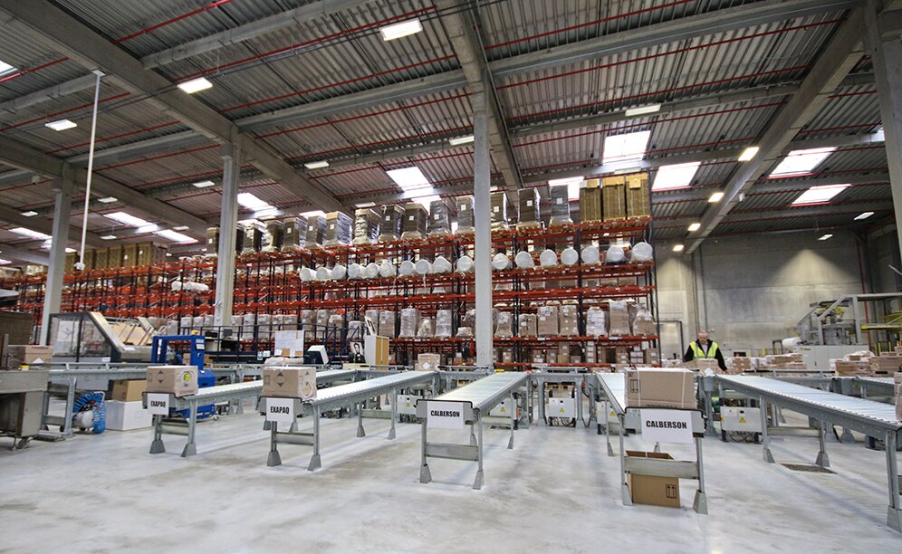 Lorsque toutes les phases de la commande sont terminées, les caisses entrent dans la trieuse automatique où elles s’accumulent dans les douze canaux existants