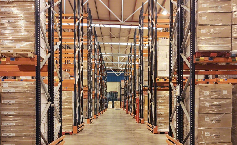 Les rayonnages à palettes et le Pallet Shuttle dans l'entrepôt d'Eurofred