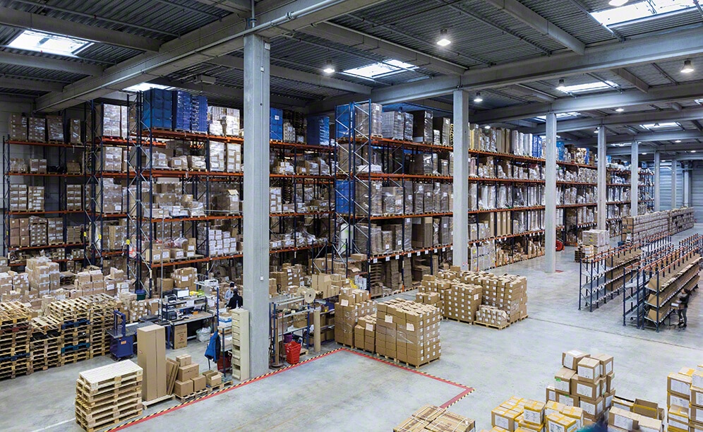 Les rayonnages à palettes sont situés sur l’un des côtés de l’installation, où se trouve la marchandise de grand volume et la réserve des produits à forte rotation