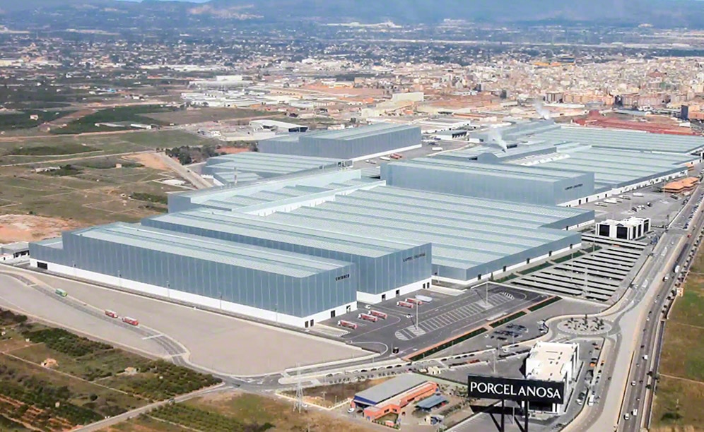 Le complexe logistique de Porcelanosa Grupo  est composé de cinq centres logistiques avec des entrepôts automatisés à grande capacité.