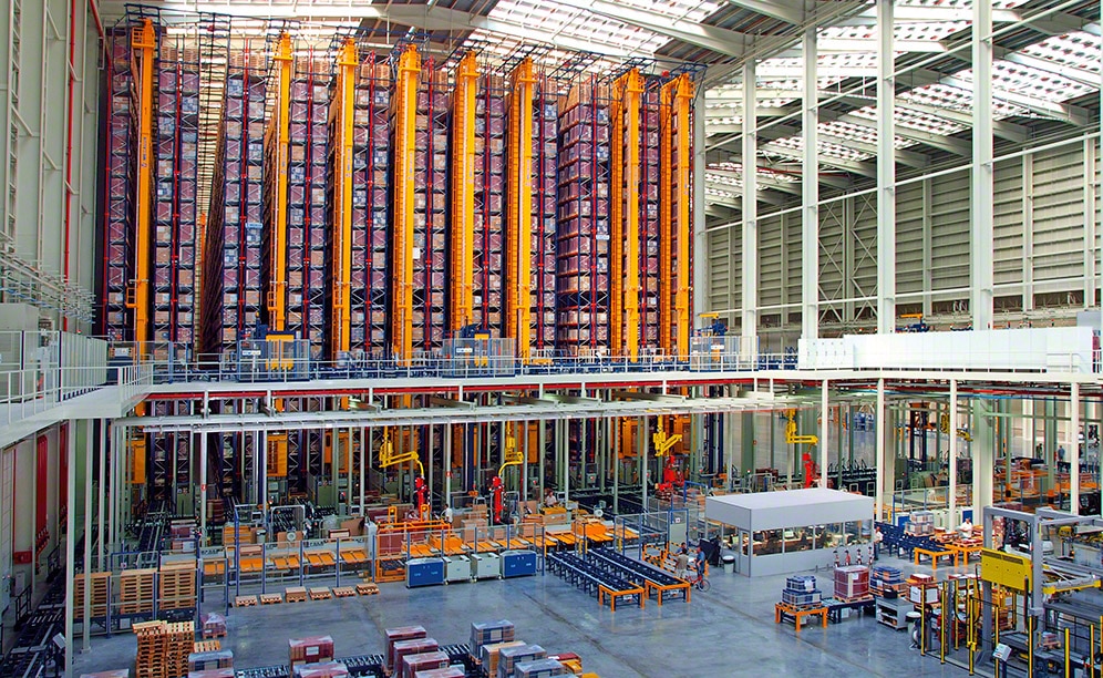 L'entrepôt automatisé est construit à l’intérieur d’un bâtiment de 35 m de haut et occupe une surface totale de 25 000 m². Toutefois, 8 000 m² sont occupés pour le stockage, l'espace restant étant réservé pour un agrandissement futur.
