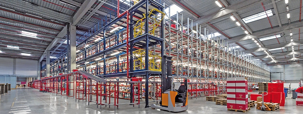 Une grande installation de picking avec des convoyeurs, pour gérer la vente en ligne de 10 000 paires de chaussures par jour Une grande installation de picking avec des convoyeurs, pour gérer la vente en ligne de 10 000 paires de chaussures par jour