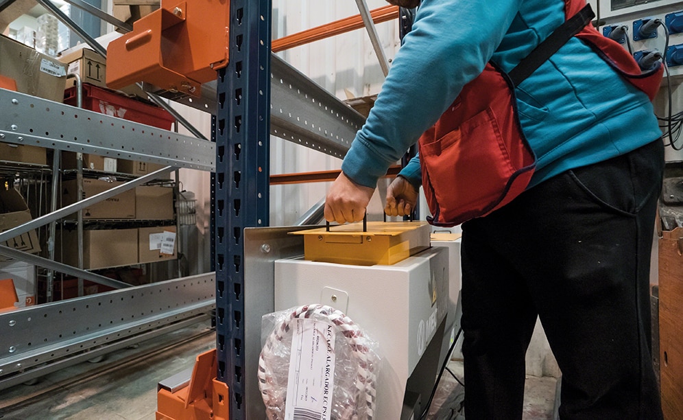 Les batteries extraites des navettes sont connectées par simple emboîtement aux bornes de chargement aménagées dans l’entrepôt