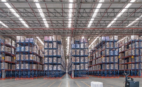 Capacité de stockage de plus de 83 500 palettes en rayonnages à palettes dans l'entrepôt de la multinationale Unilever au Brésil Capacité de stockage de plus de 83 500 palettes en rayonnages à palettes dans l'entrepôt de la multinationale Unilever au Brésil