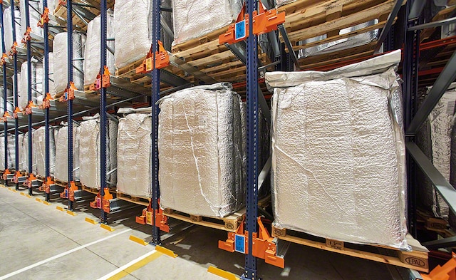 Zelfdragend magazijn van Katoen Natie in Italië