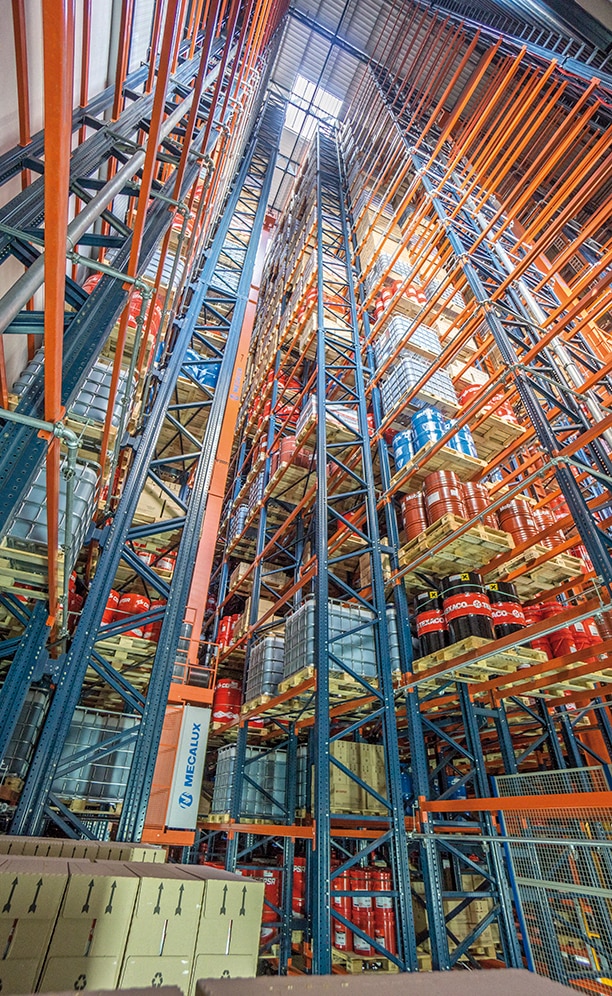 In elk gangpad rijdt een magazijnkraan met een dubbele mast van 34 meter hoog en dubbeldiepe telescopische vorken