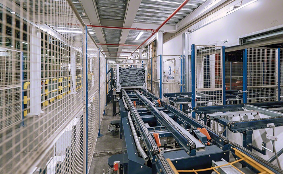 Zelfdragend automatisch hoogbouwmagazijn van Michelin in Vitoria met productielijn Zelfdragend automatisch hoogbouwmagazijn van Michelin in Vitoria met productielijn