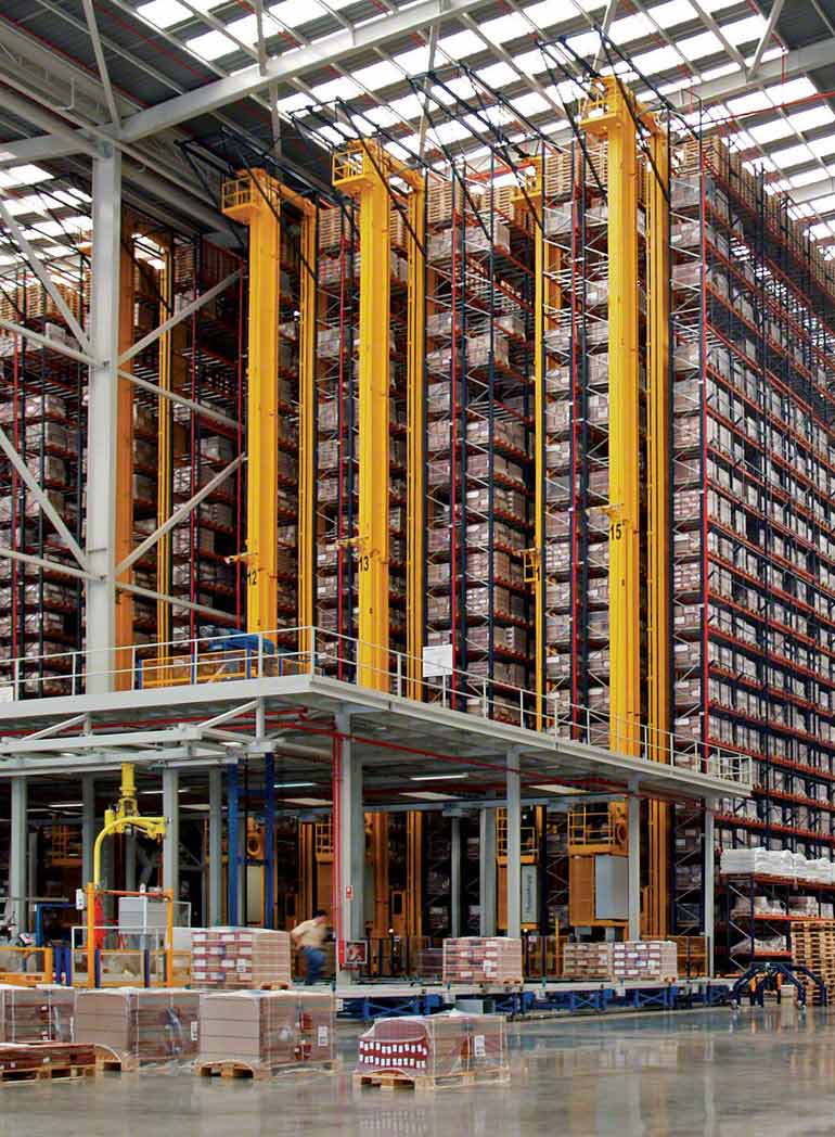 Interieur van een magazijn voor de productie en verkoop van keramische producten voor de bouwsector.