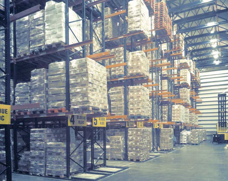 Hoogbouwmagazijn voor diepvriesproducten met tridirectionele heftruck