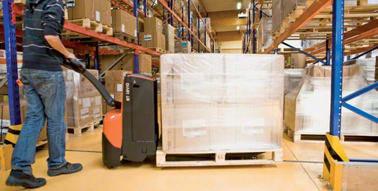 Met de heftruck wordt de pallet opgetild en verplaatst.