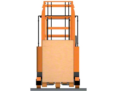 Reachtruck met de pallet op het chassis