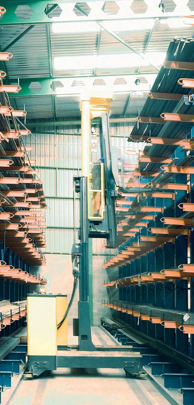 Afbeelding van een zijlader in een magazijn voor metalen profielen.