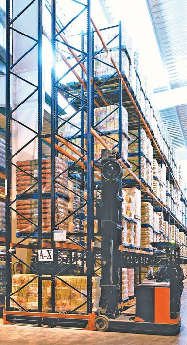 Afbeelding van een reachtruck voor dubbeldiepe opslag in een levensmiddelenmagazijn voor grootverbruikers.