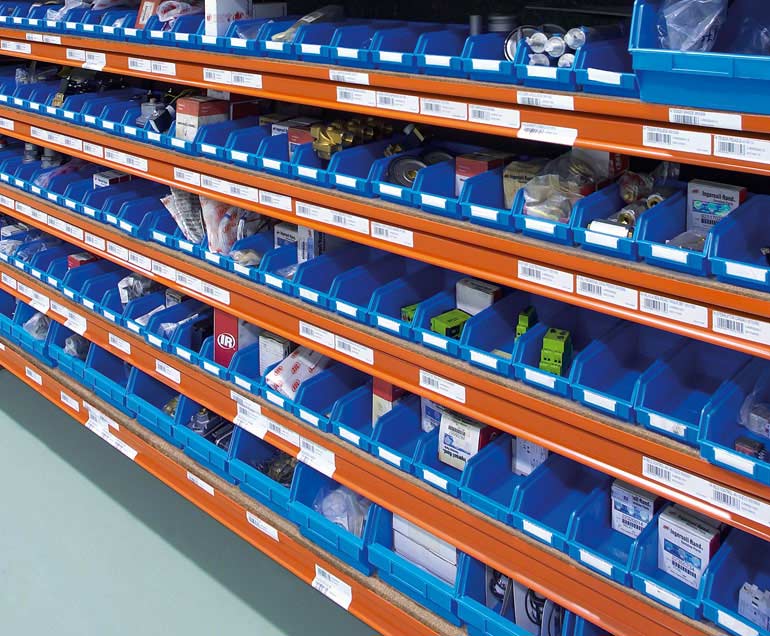 De producten van een bedrijf dat zich toelegt op industriële toeleveringen, worden opgeslagen in magazijnbakken