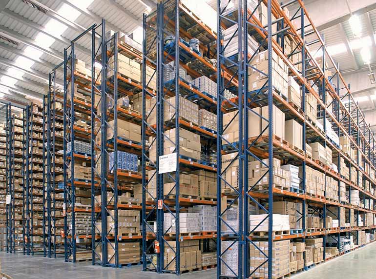 Magazijn met conventionele palletopslag en orderpicking