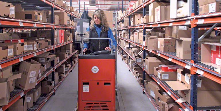 Magazijnmedewerkster bezig met orderpicking op een orderpicktruck