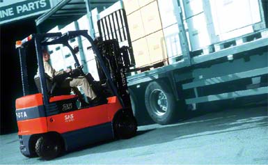 Heftruck die de goederen aan de zijkant van de vrachtwagen afhandelt 