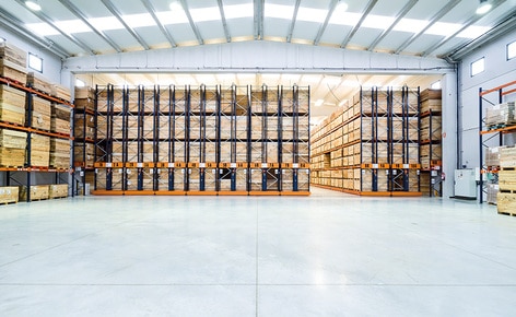 Deux systèmes de stockage permettent une utilisation et organisation optimale de l'espace, ainsi que la rotation des produits en conserve à Connorsa Deux systèmes de stockage permettent une utilisation et organisation optimale de l'espace, ainsi que la rotation des produits en conserve à Connorsa