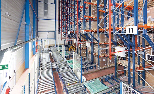 Het magazijn, dat nu volledig is geautomatiseerd en een opslagcapaciteit heeft voor meer dan 19.000 pallets, heeft de productiviteit van het bedrijf aanzienlijk verbeterd
