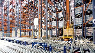 Overview of how an automated warehouse with integrated systems works Overview of how an automated warehouse with integrated systems works