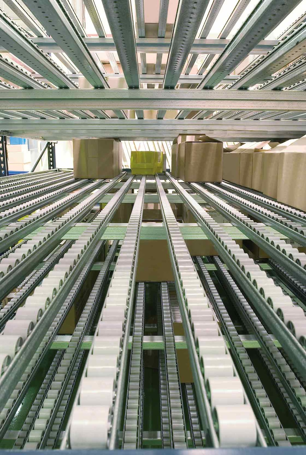 Rayonnage dynamique installé par Mecalux afin de mettre en place la méthode FIFO. Rayonnage dynamique installé par Mecalux afin de mettre en place la méthode FIFO.