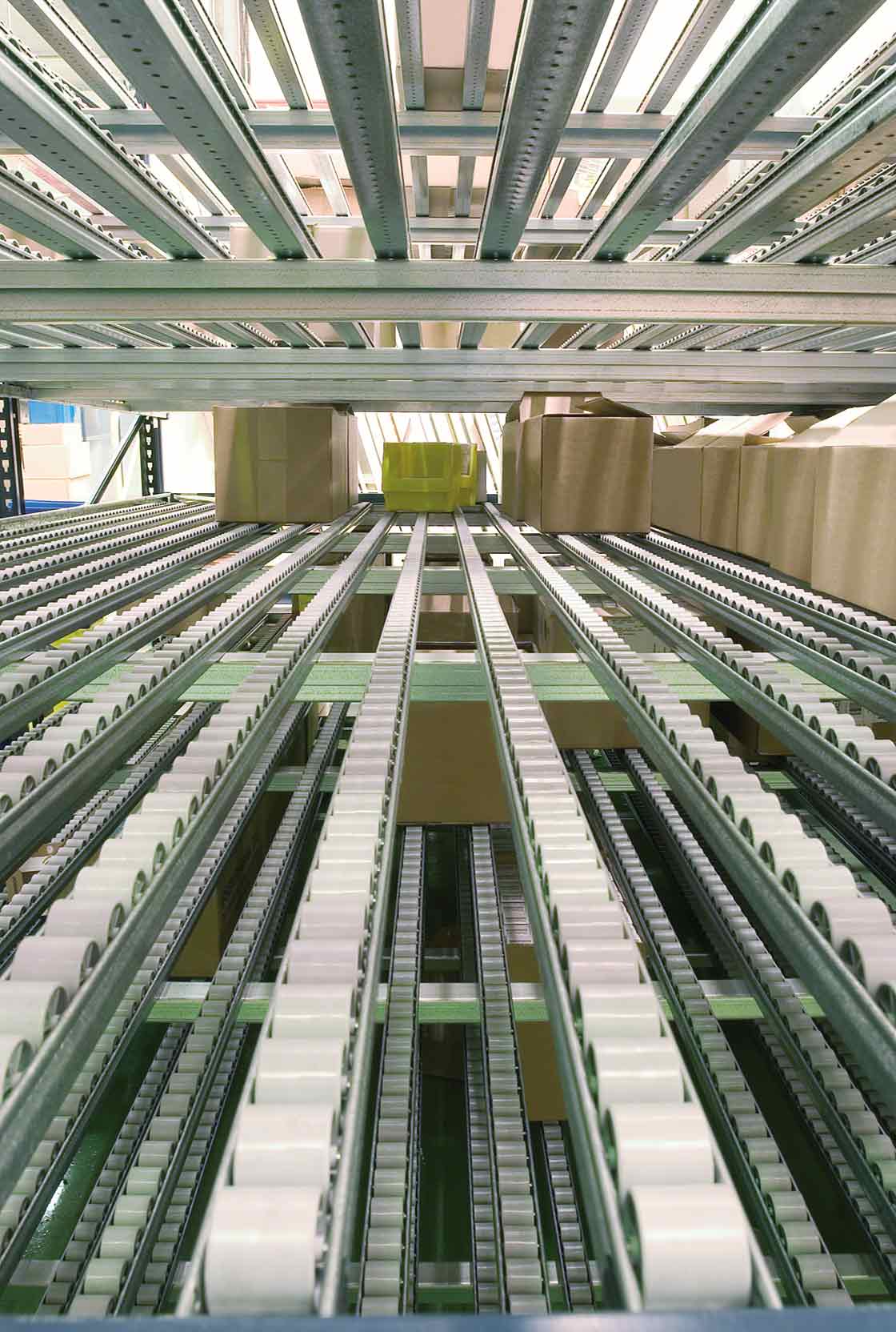 Rayonnage dynamique installé par Mecalux afin de mettre en place la méthode FIFO. Rayonnage dynamique installé par Mecalux afin de mettre en place la méthode FIFO.
