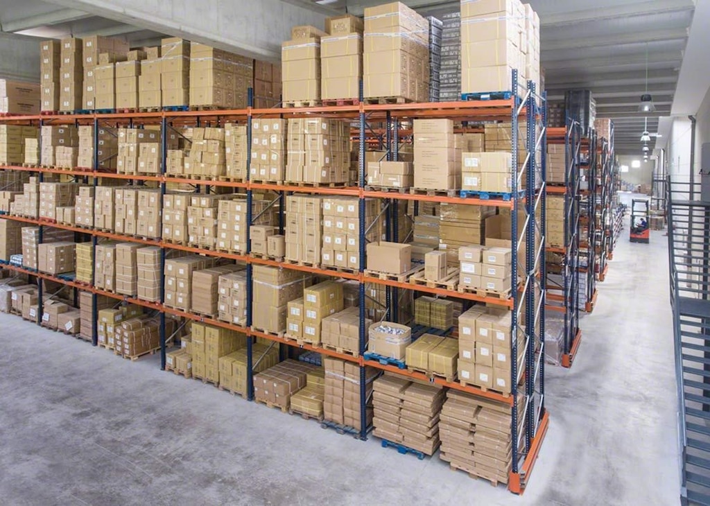 Rayonnages Mecalux installés dans un entrepôt logistique afin de stocker des marchandises palettisées. Rayonnages Mecalux installés dans un entrepôt logistique afin de stocker des marchandises palettisées.