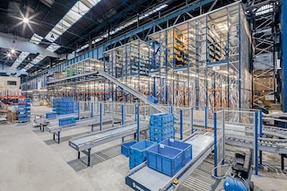 Automated warehouse equipped with conveyors