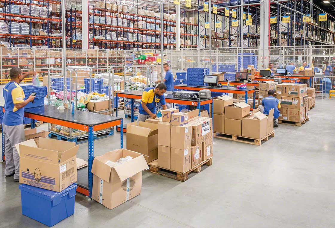 Employés qui travaillent en équipe dans un entrepôt. Employés qui travaillent en équipe dans un entrepôt.
