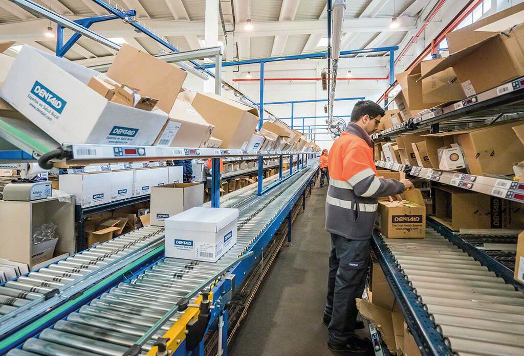 Opérateur logistique qui gère une commande dans un entrepôt. Opérateur logistique qui gère une commande dans un entrepôt.