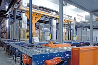 Warehouse using industrial conveyors for continuous material handling Warehouse using industrial conveyors for continuous material handling