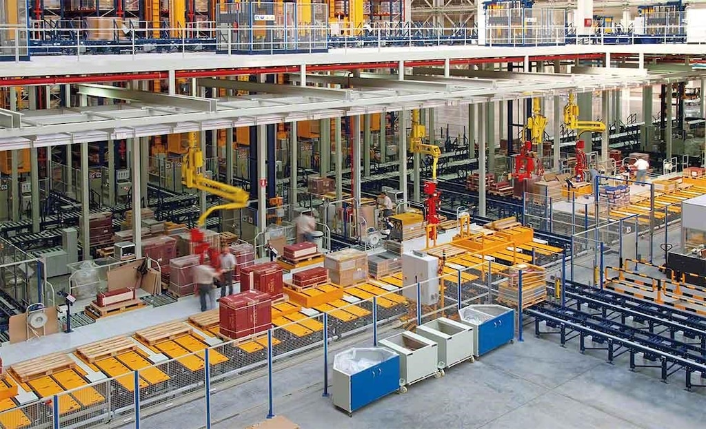 Différentes solutions automatisent le processus logistique de préparation de commandes d’un entrepôt. Différentes solutions automatisent le processus logistique de préparation de commandes d’un entrepôt.