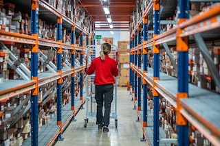 Wave picking is recommended for warehouses with a large number of SKUs and lightweight boxes Wave picking is recommended for warehouses with a large number of SKUs and lightweight boxes