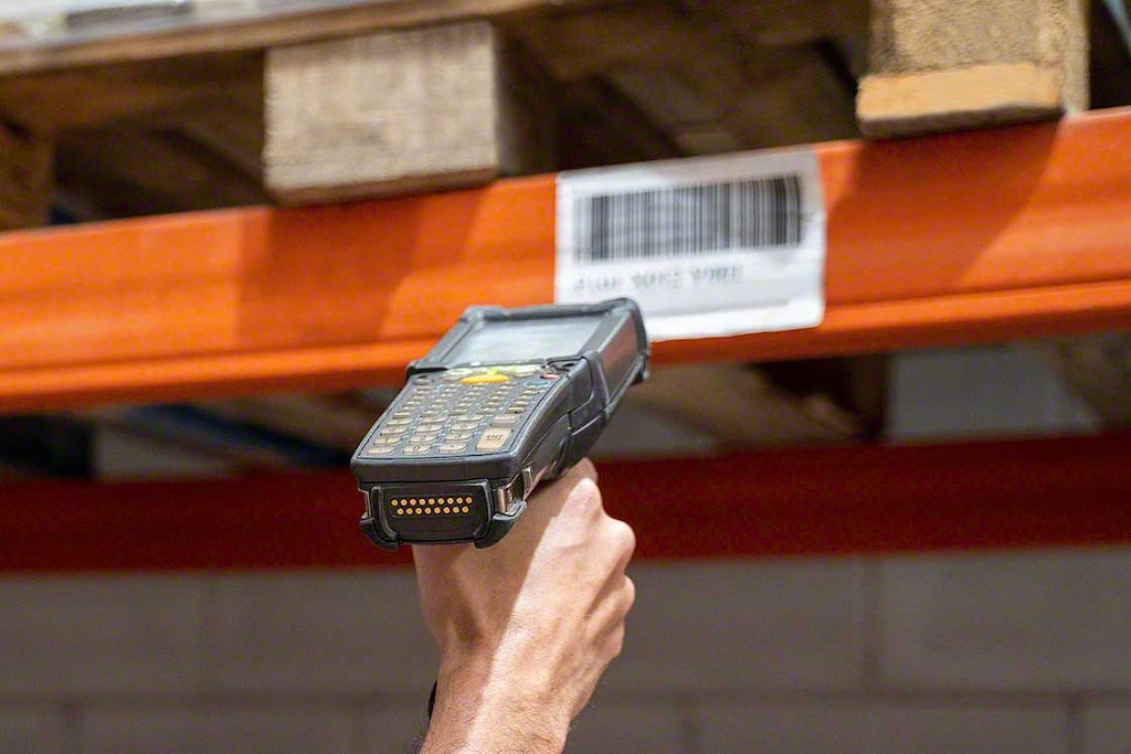 Les terminaux de radiofréquence sont utilisés pour faire des inventaires dans les entrepôts Les terminaux de radiofréquence sont utilisés pour faire des inventaires dans les entrepôts