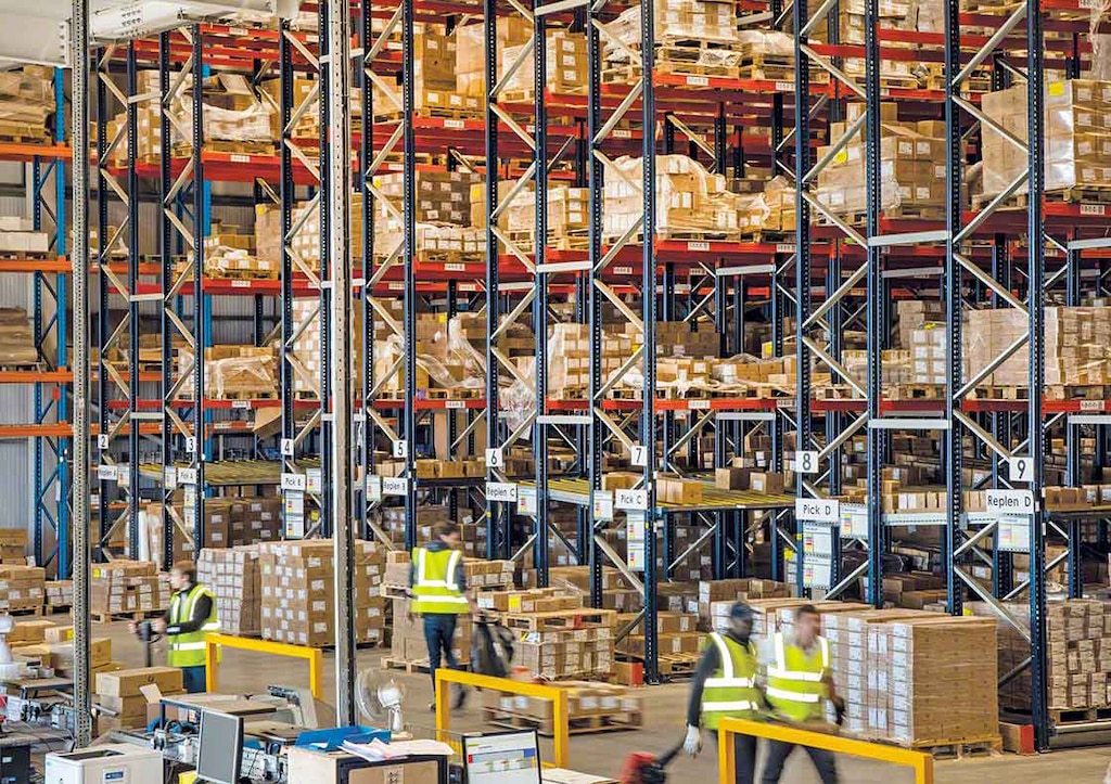 Un stock de sécurité trop important occupe de l’espace précieux pour l’entrepôt. Un stock de sécurité trop important occupe de l’espace précieux pour l’entrepôt.