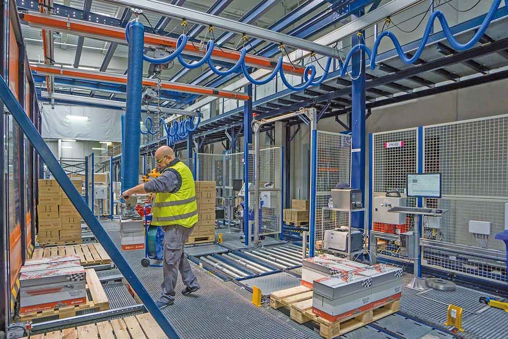 L’utilisation des « cobots » est une tendance qui améliore la sécurité des opérateurs, partie intégrante de la logistique interne. L’utilisation des « cobots » est une tendance qui améliore la sécurité des opérateurs, partie intégrante de la logistique interne.