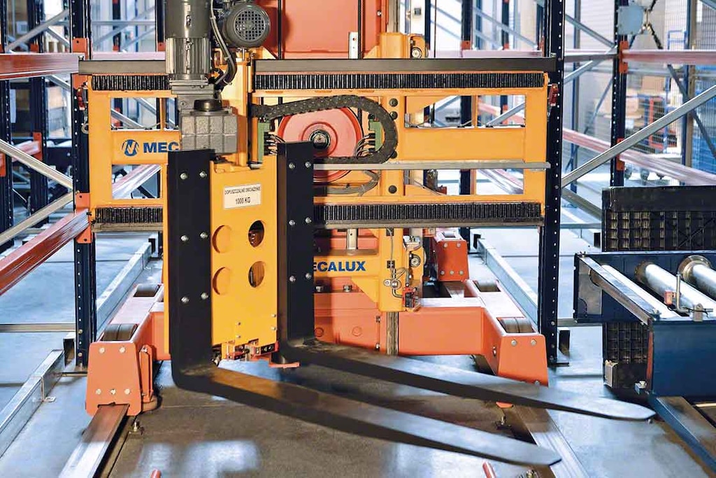 Les transstockeurs de palettes accélèrent la manutention de marchandises au sein des processus intralogistiques d’un entrepôt. Les transstockeurs de palettes accélèrent la manutention de marchandises au sein des processus intralogistiques d’un entrepôt.