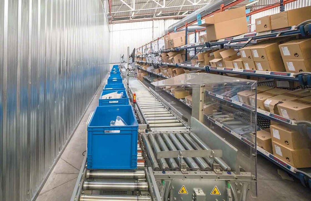 La zone de préparation de commandes, située en face des rayonnages, est équipée de convoyeurs pour bacs ou cartons qui facilitent le transport des charges. La zone de préparation de commandes, située en face des rayonnages, est équipée de convoyeurs pour bacs ou cartons qui facilitent le transport des charges.