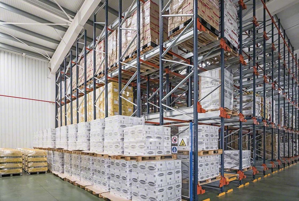 Les rayonnages par accumulation et le Pallet Shuttle sont les solutions choisies par l’entrepôt d’Aceites Toledo Les rayonnages par accumulation et le Pallet Shuttle sont les solutions choisies par l’entrepôt d’Aceites Toledo