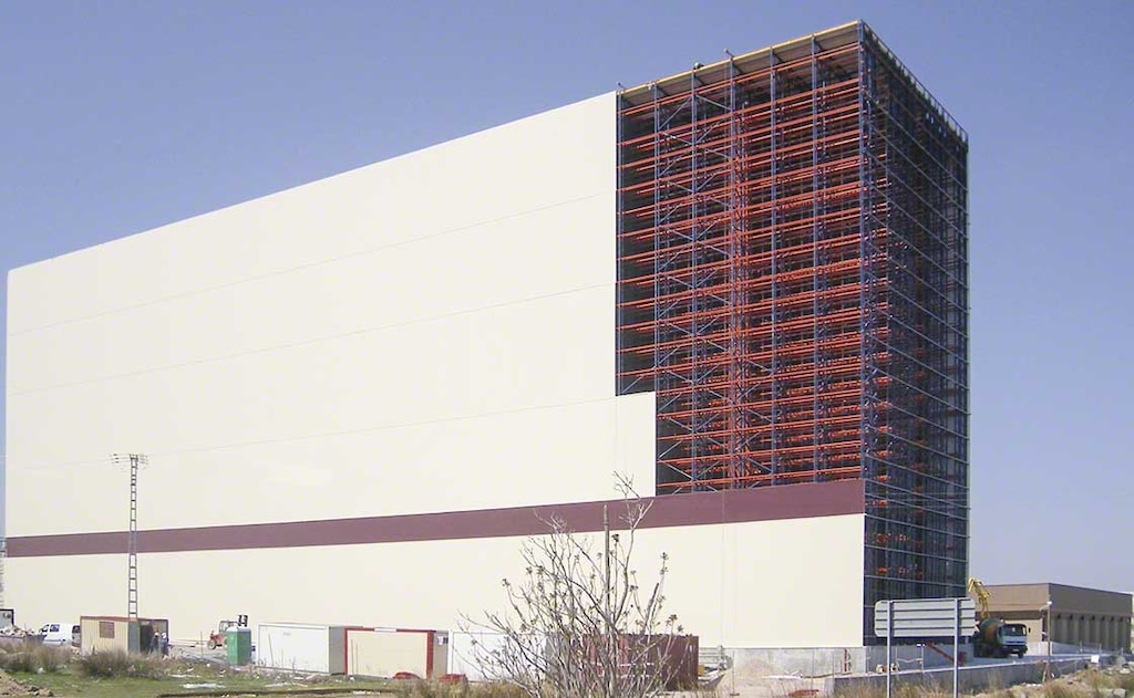 L'entrepôt autoportant de Delaviuda mesure 42 mètres de haut L'entrepôt autoportant de Delaviuda mesure 42 mètres de haut