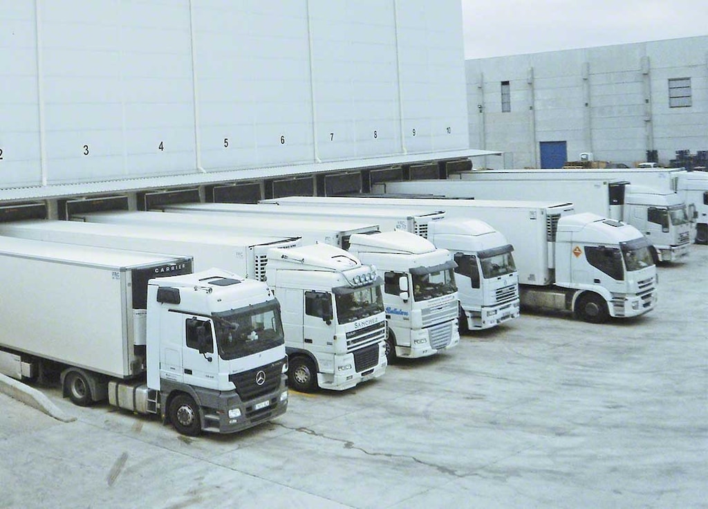 Les plateformes logistiques multiniveaux disposent de quais de chargement indépendants pour chaque étage Les plateformes logistiques multiniveaux disposent de quais de chargement indépendants pour chaque étage