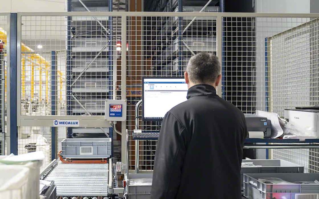 Het WMS wordt geïntegreerd met het MES-systeem, om het beheer van de voorraden te optimaliseren Het WMS wordt geïntegreerd met het MES-systeem, om het beheer van de voorraden te optimaliseren